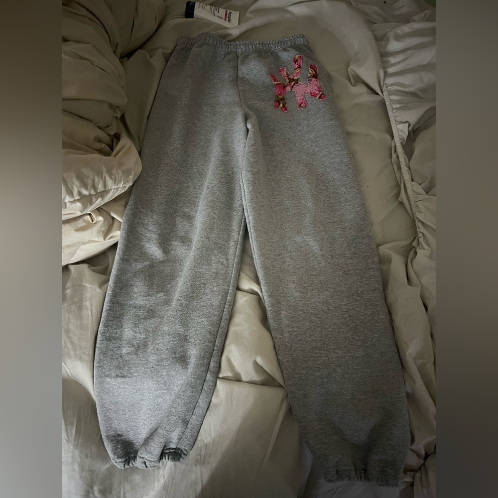 Threaded gray pink camo New York Yankees sweatpants